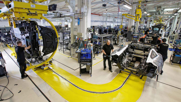 Στο εργοστάσιο όπου κατασκευάζεται το απόλυτο SUV